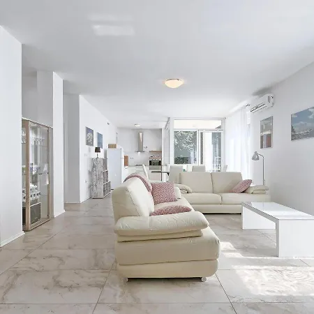 Emily Villa Zambratija (Istria)